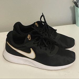 Nike Black and Gold Rosche 7